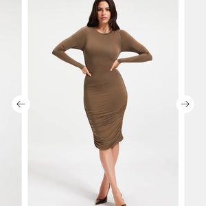 Good American RUCHED MIDI DRESS